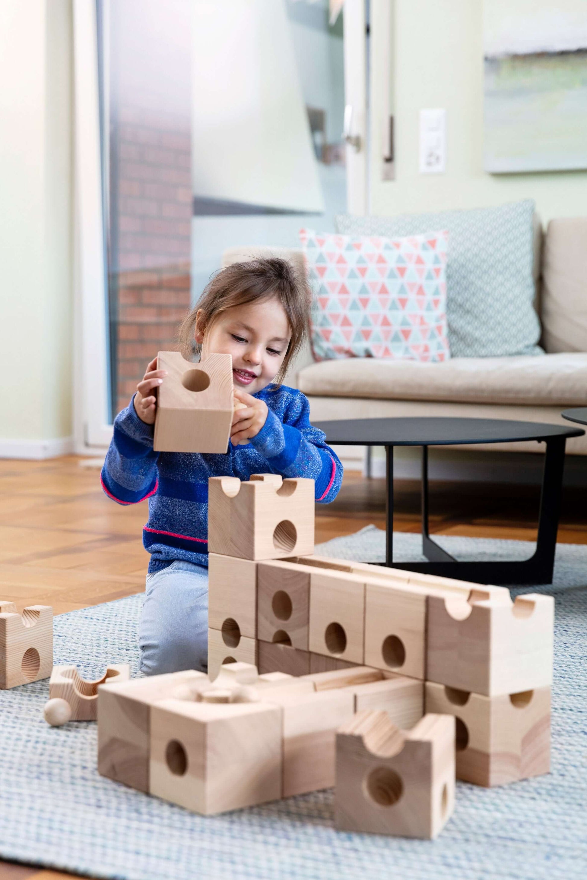 XL – CUBORO - Take your CUBORO marble run constructions to an impressive new scale with the CUBORO XL set! This premium wooden educational toy features larger elements, allowing for grander designs and more expansive marble runs. Perfect for experienced b