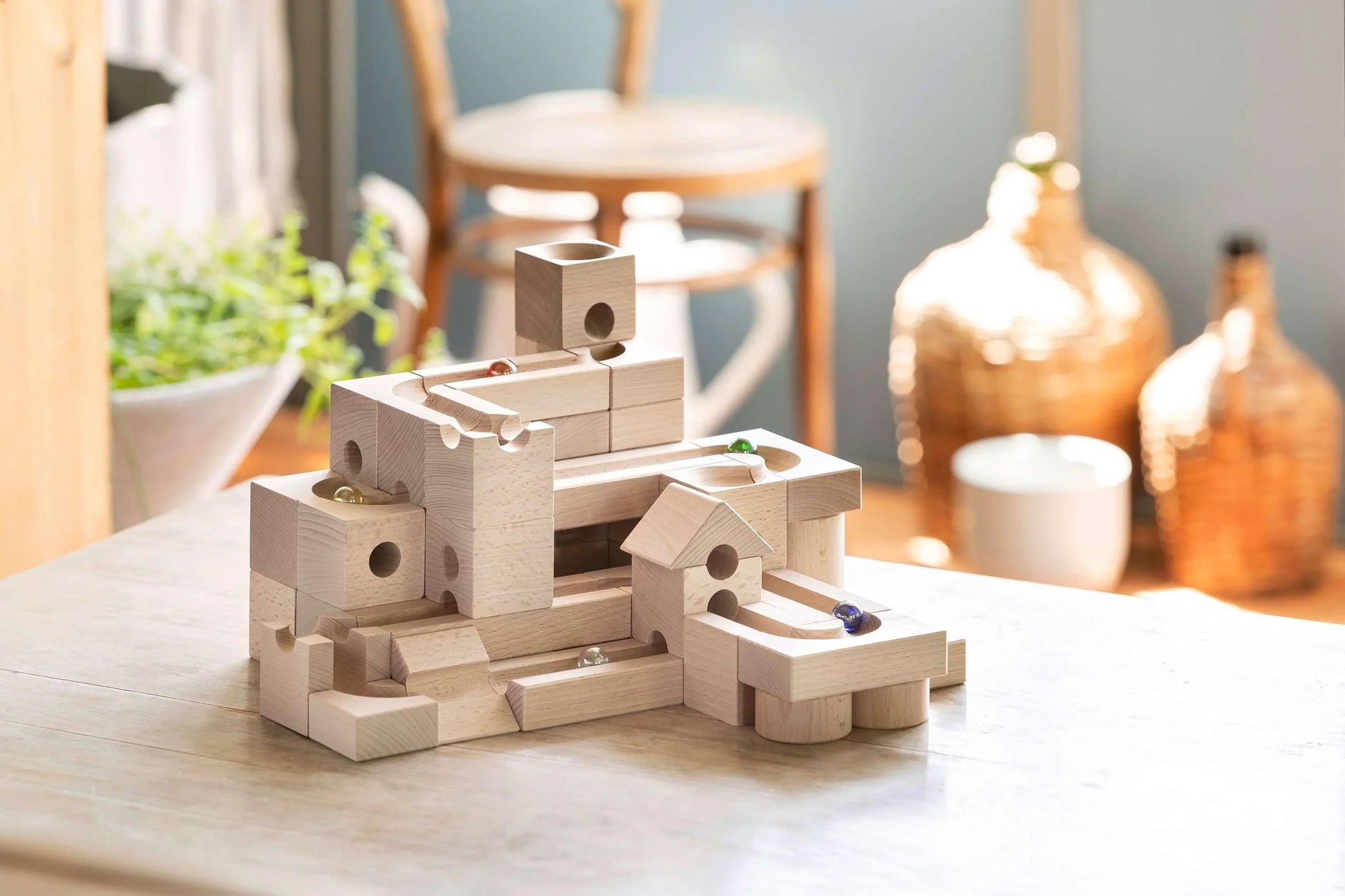 SPEED - Inject exhilarating velocity into your CUBORO marble runs with the SPEED Extra Set! This dynamic wooden educational toy includes 16 elements and 5 marbles, specifically designed to accelerate marbles, allowing them to cover longer distances with i