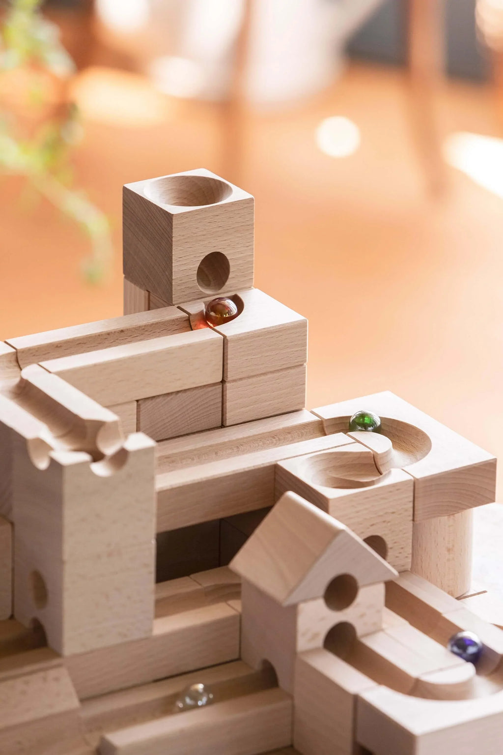 SPEED - Inject exhilarating velocity into your CUBORO marble runs with the SPEED Extra Set! This dynamic wooden educational toy includes 16 elements and 5 marbles, specifically designed to accelerate marbles, allowing them to cover longer distances with i