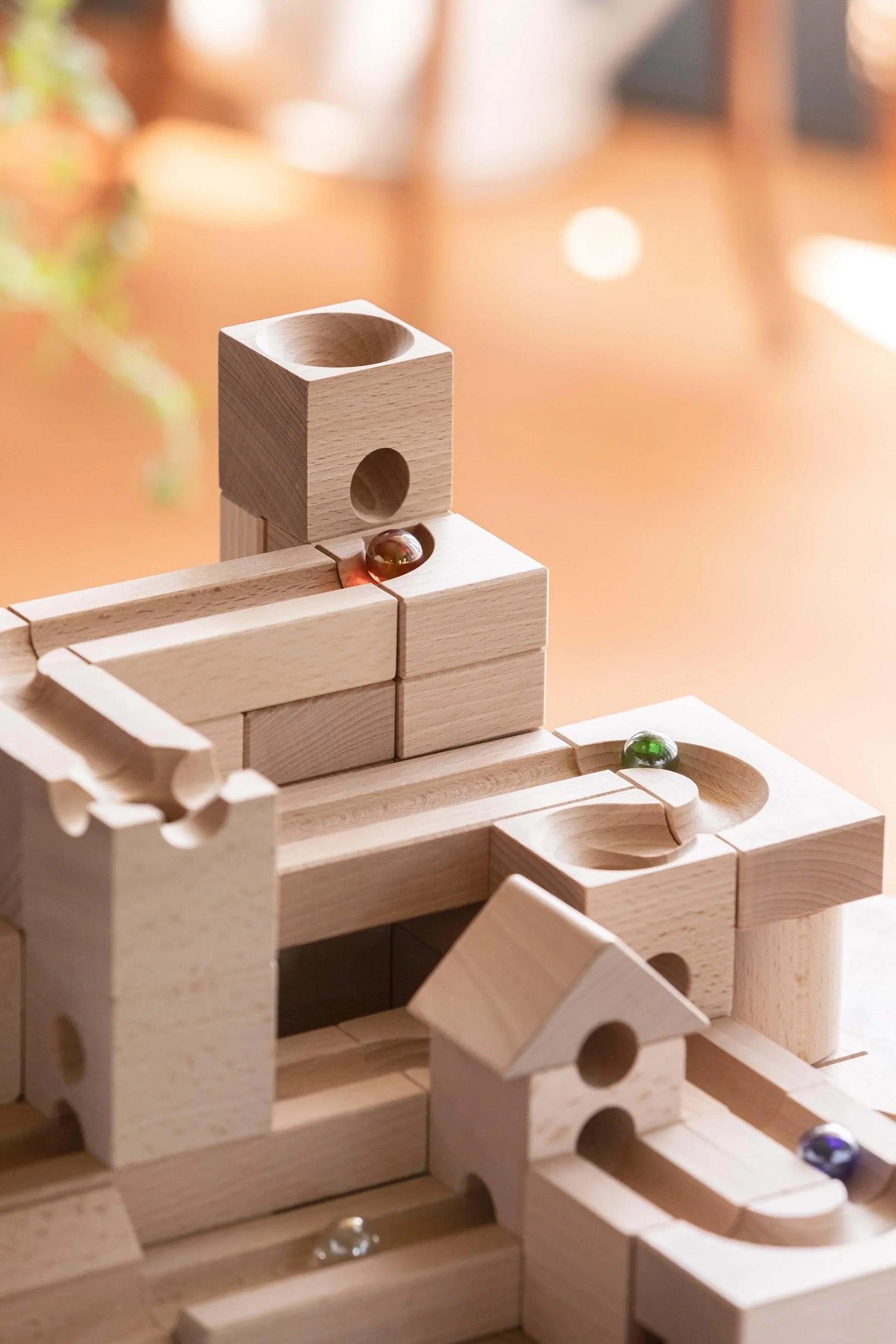 SPEED - Inject exhilarating velocity into your CUBORO marble runs with the SPEED Extra Set! This dynamic wooden educational toy includes 16 elements and 5 marbles, specifically designed to accelerate marbles, allowing them to cover longer distances with i