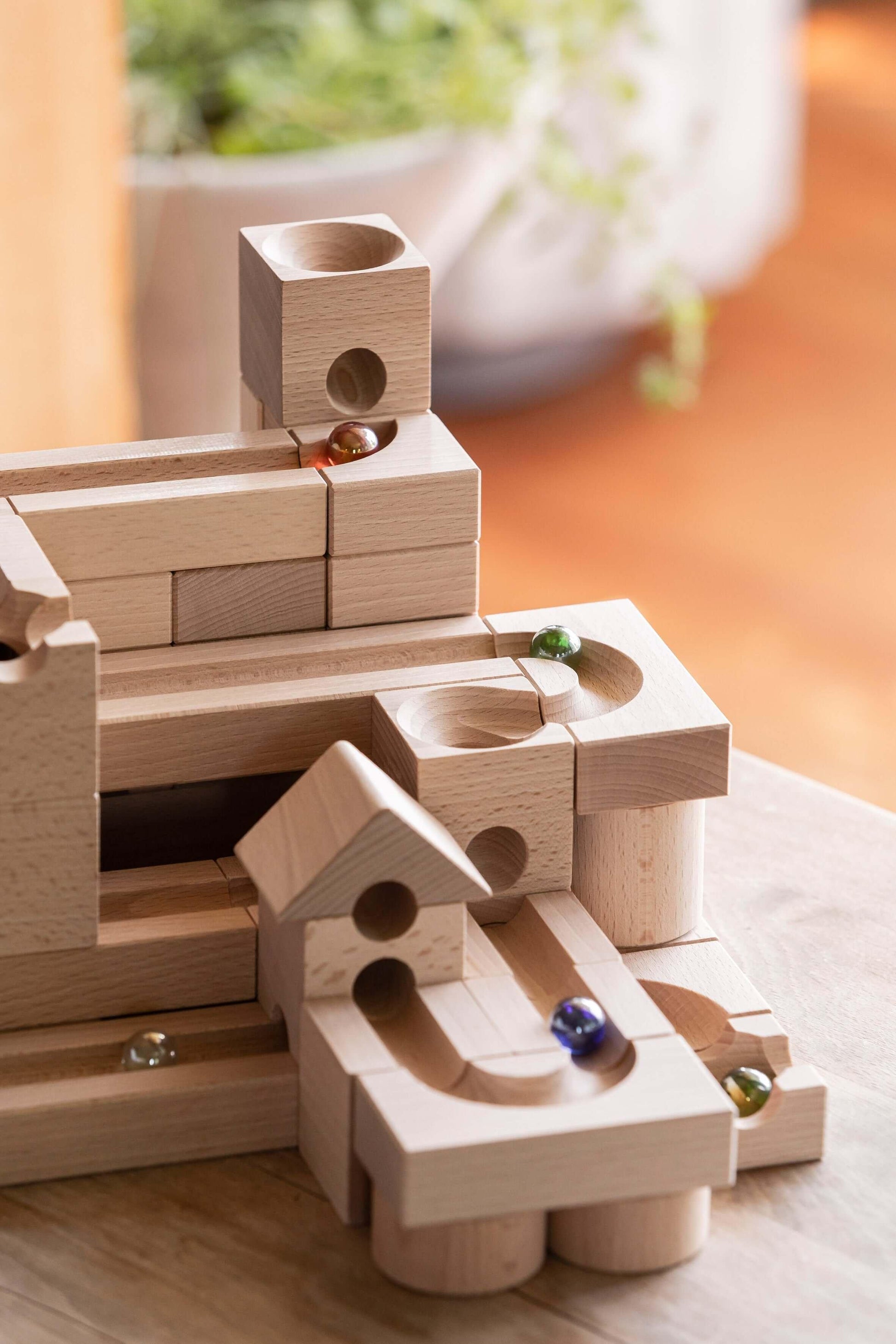 SPEED - Inject exhilarating velocity into your CUBORO marble runs with the SPEED Extra Set! This dynamic wooden educational toy includes 16 elements and 5 marbles, specifically designed to accelerate marbles, allowing them to cover longer distances with i