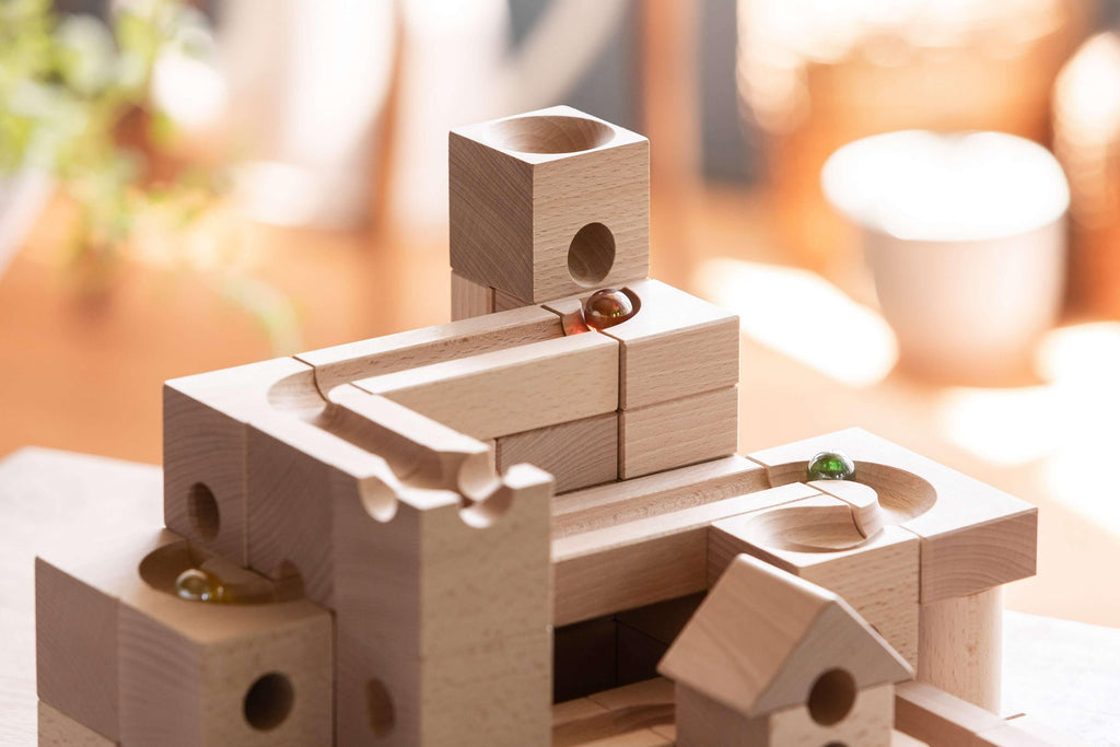 XL – CUBORO - Take your CUBORO marble run constructions to an impressive new scale with the CUBORO XL set! This premium wooden educational toy features larger elements, allowing for grander designs and more expansive marble runs. Perfect for experienced b