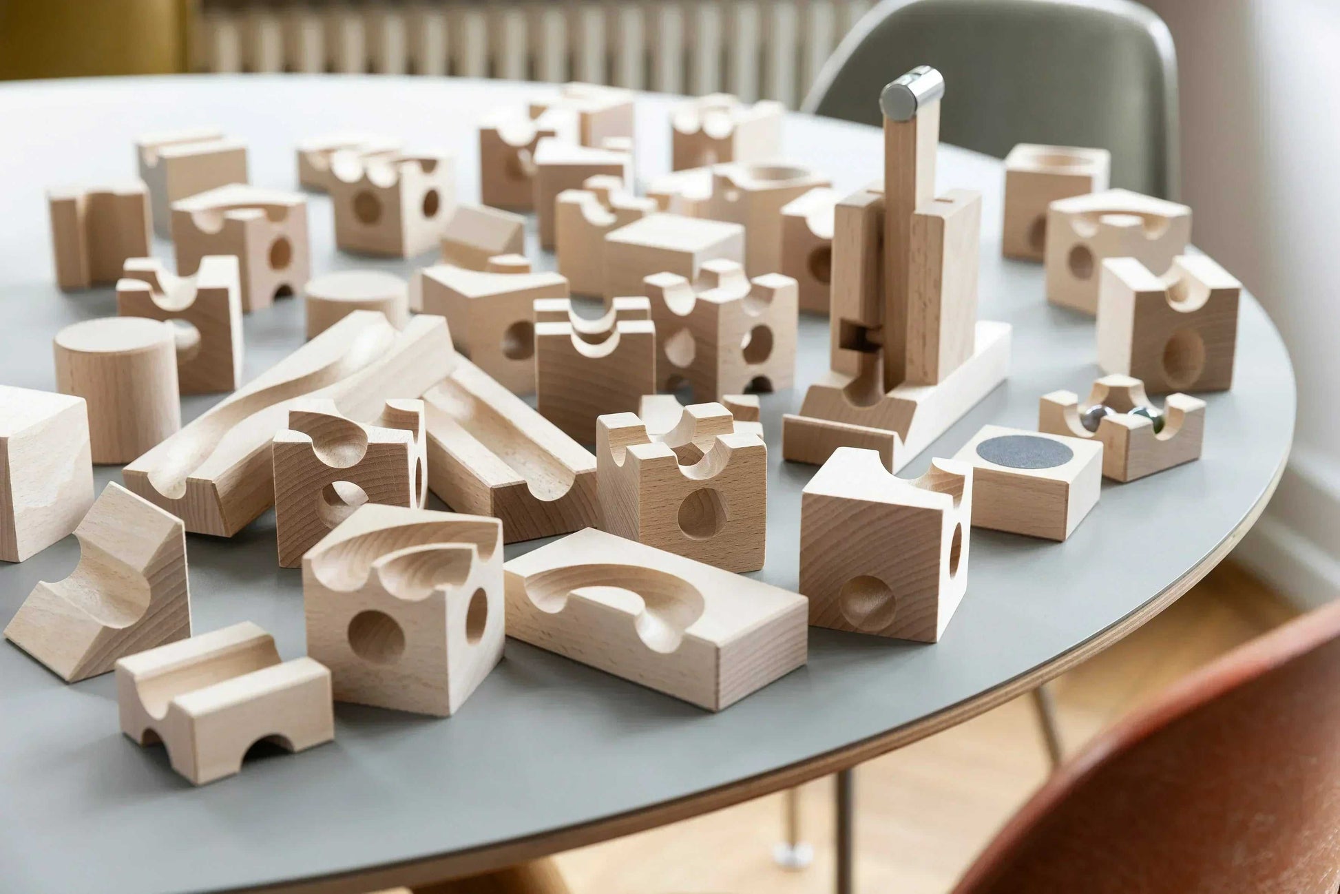 TRICK - Introduce an element of delightful unpredictability to your CUBORO marble runs with the TRICK Extra Set! This captivating wooden educational toy includes 16 elements and 5 marbles, designed to bring chance into play, causing marbles to take surpri