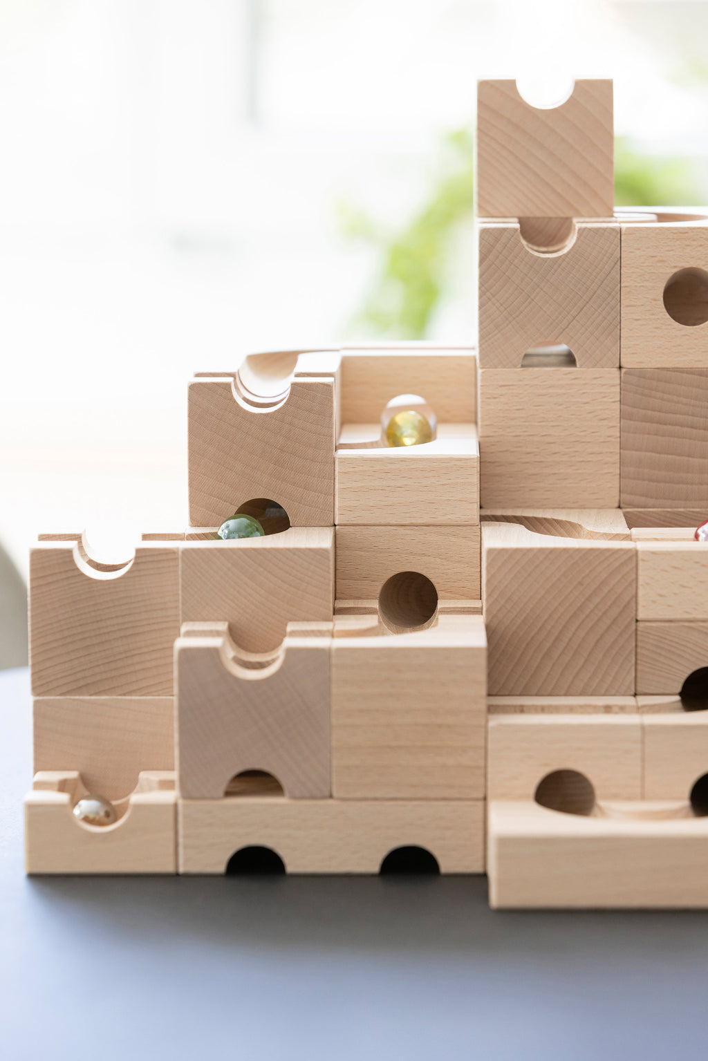 DUO - With the DUO elements, the marbles shift into the parallel double tracks and race against each other at high speed. Extra Sets expand the Starter Sets and offer additional fun. What's inside the box? - 16 elements - 5 marbles - 1 user manual ( Engli