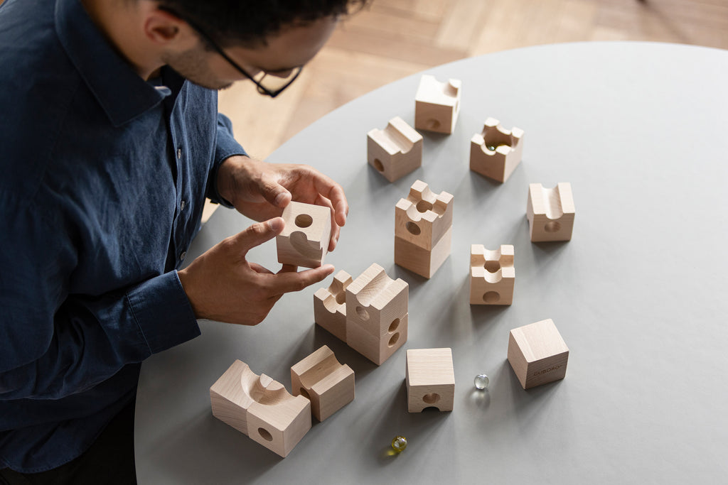 TRICK - With the TRICK elements, chance comes into play. The balls take surprising paths and change direction. Extra sets expand the starter sets and offer additional fun. What's inside the box? - 16 elements - 5 marbles - 1 user manual ( English translat