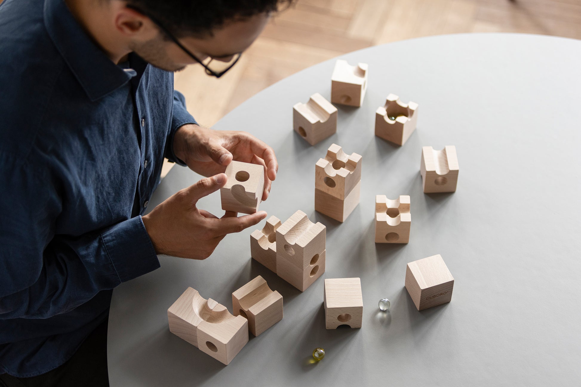 TRICK - With the TRICK elements, chance comes into play. The balls take surprising paths and change direction. Extra sets expand the starter sets and offer additional fun. What's inside the box? - 16 elements - 5 marbles - 1 user manual ( English translat