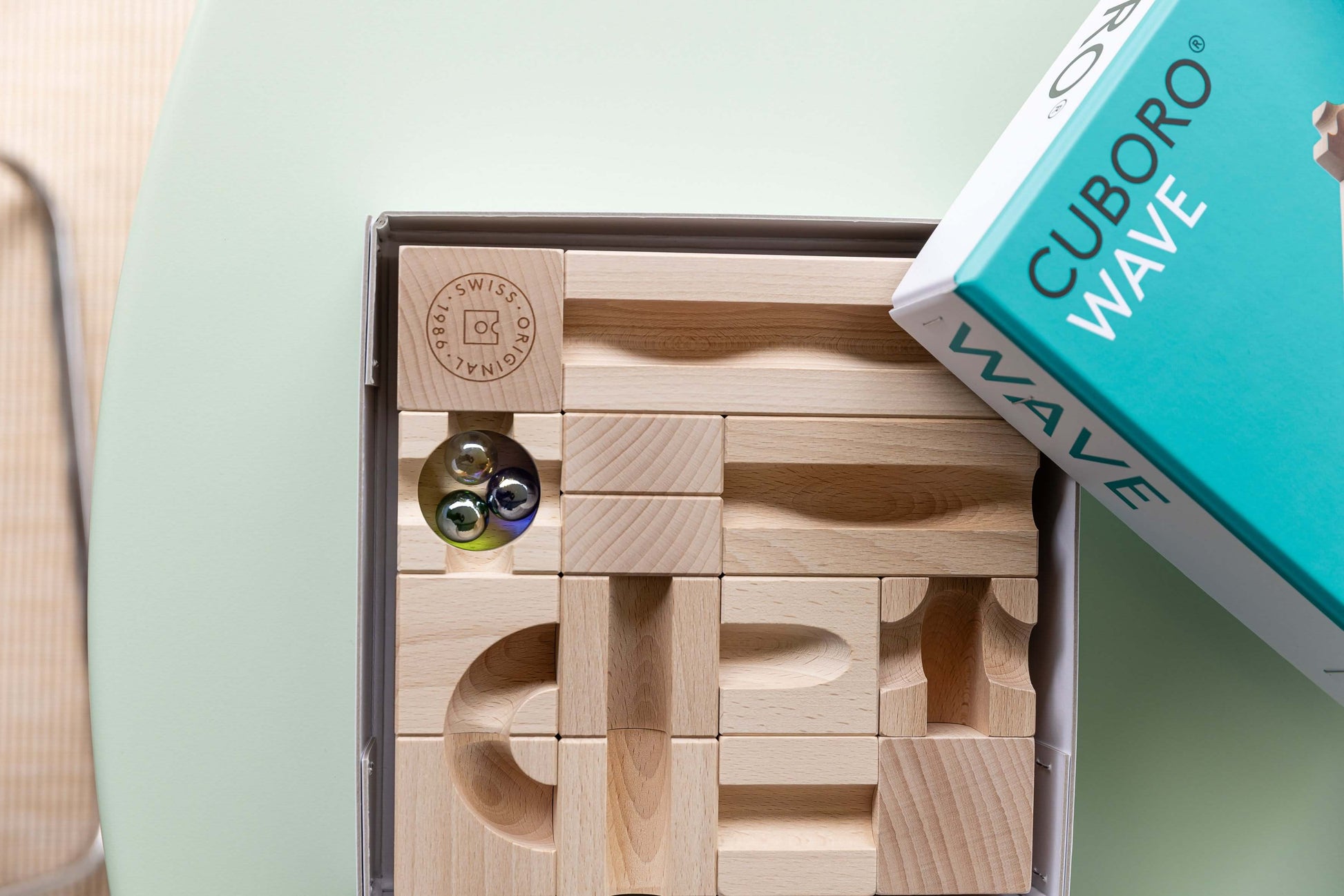 WAVE - Experience the elegant flow of motion with the CUBORO WAVE Extra Set, a captivating wooden educational toy designed to bring unique dynamics to your marble runs! This set includes 22 beautifully crafted elements and 15 marbles, allowing you to crea