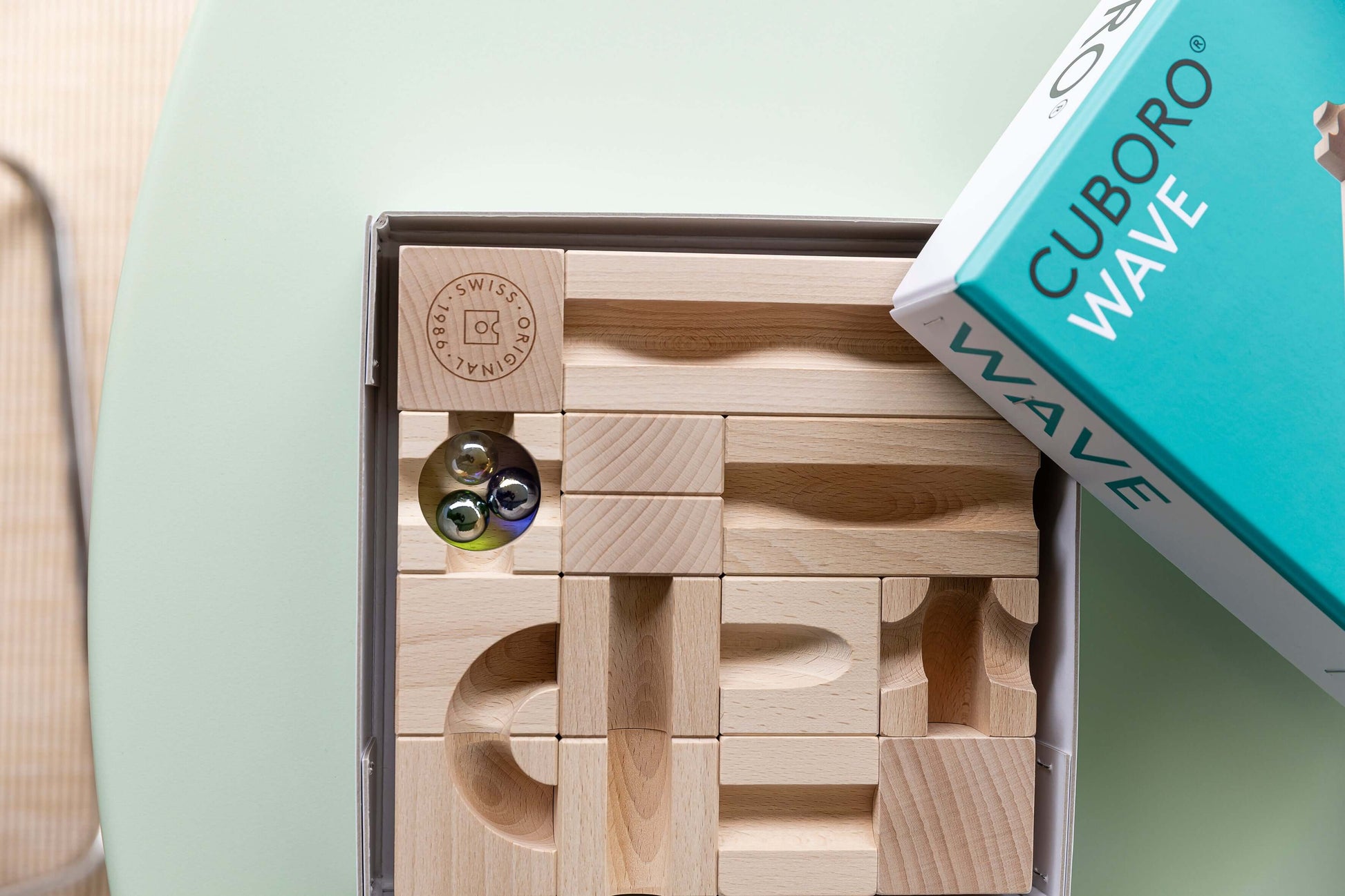 WAVE - Experience the elegant flow of motion with the CUBORO WAVE Extra Set, a captivating wooden educational toy designed to bring unique dynamics to your marble runs! This set includes 22 beautifully crafted elements and 15 marbles, allowing you to crea