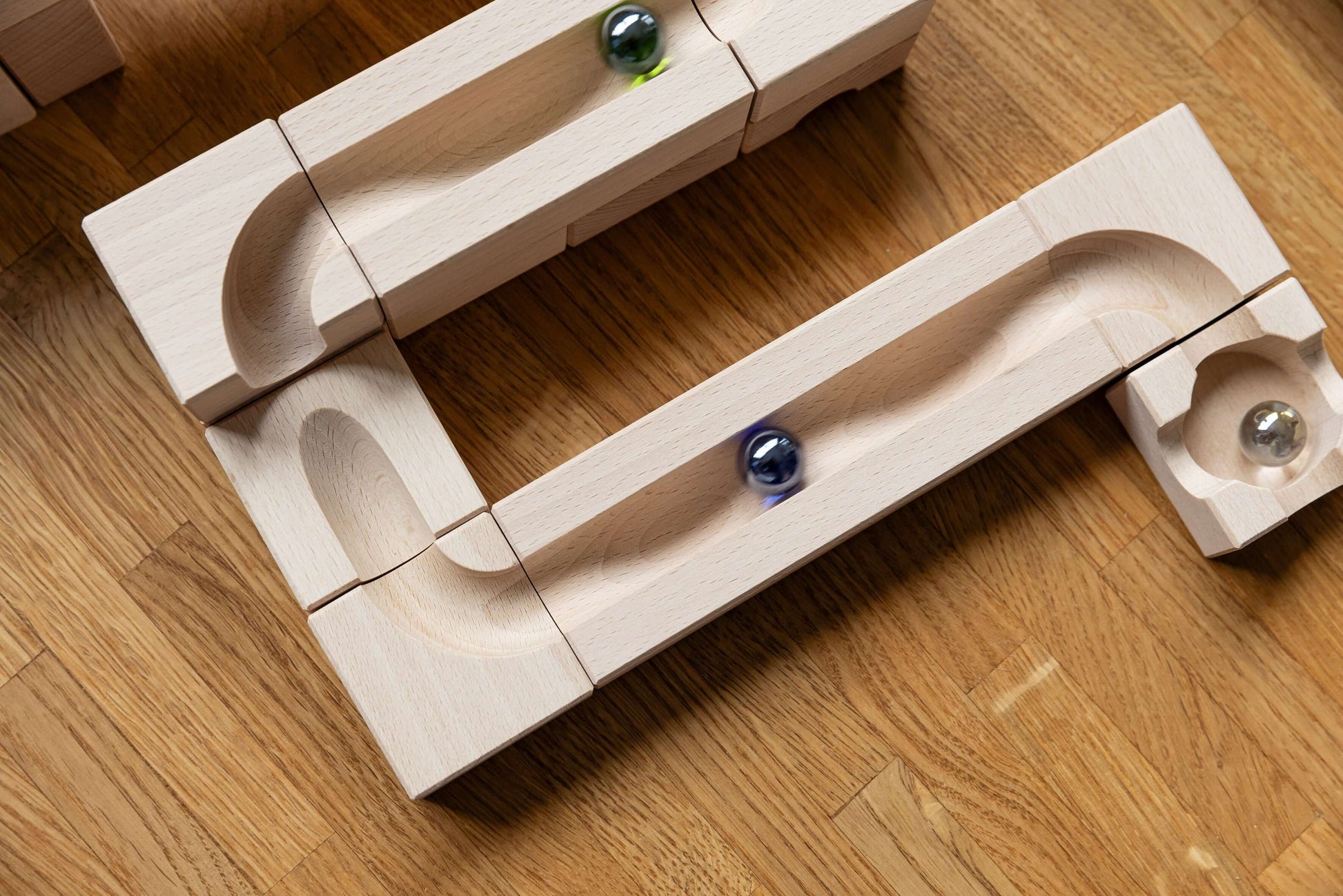 WAVE - Experience the elegant flow of motion with the CUBORO WAVE Extra Set, a captivating wooden educational toy designed to bring unique dynamics to your marble runs! This set includes 22 beautifully crafted elements and 15 marbles, allowing you to crea
