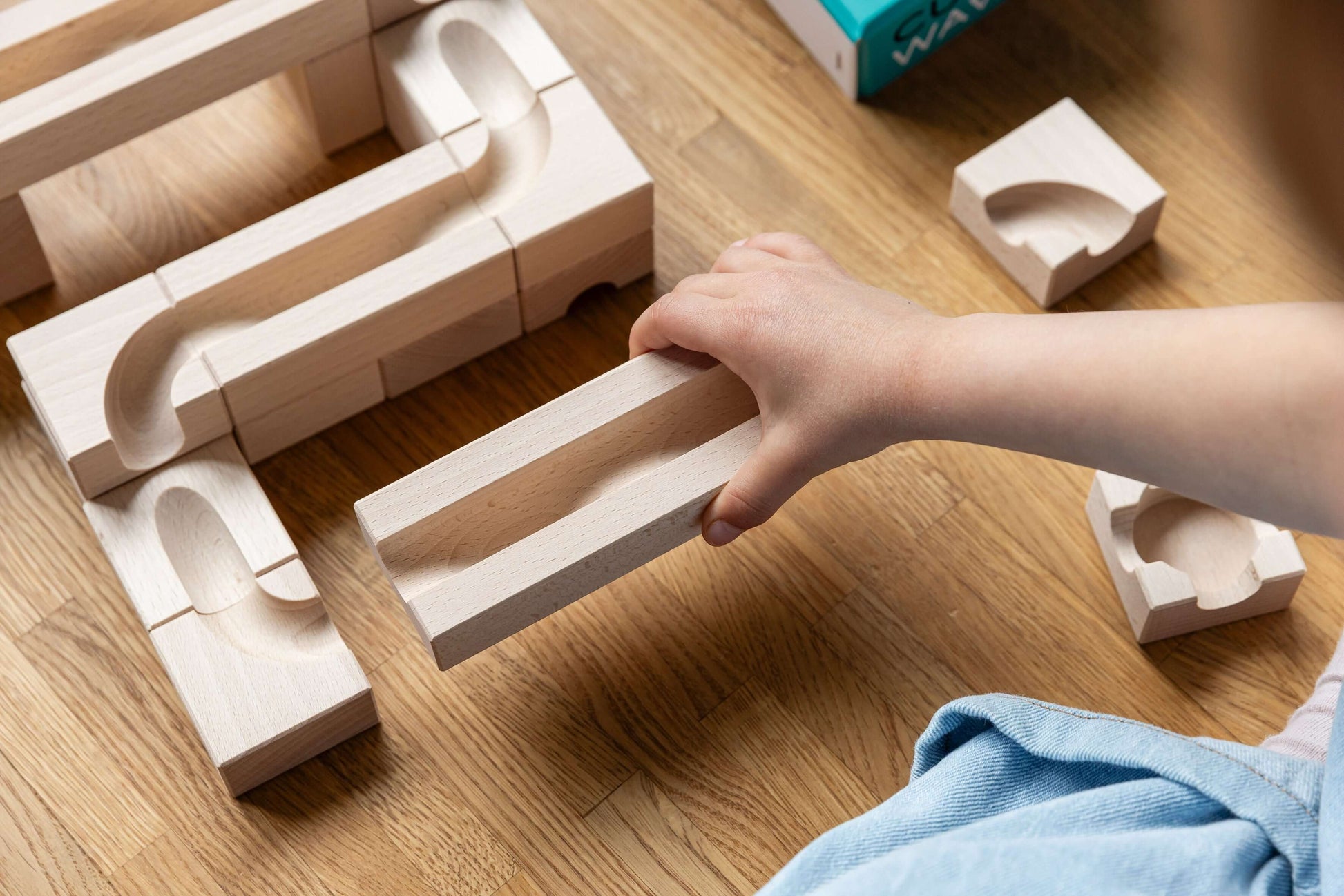 WAVE - Experience the elegant flow of motion with the CUBORO WAVE Extra Set, a captivating wooden educational toy designed to bring unique dynamics to your marble runs! This set includes 22 beautifully crafted elements and 15 marbles, allowing you to crea