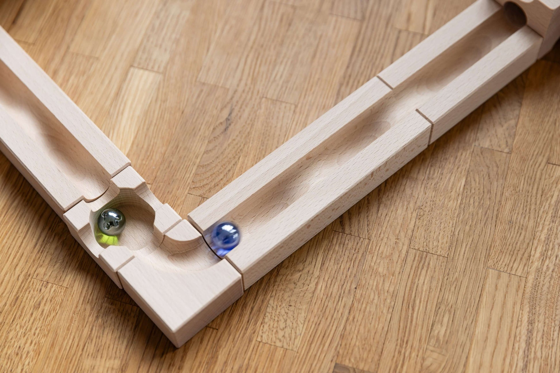 WAVE - Experience the elegant flow of motion with the CUBORO WAVE Extra Set, a captivating wooden educational toy designed to bring unique dynamics to your marble runs! This set includes 22 beautifully crafted elements and 15 marbles, allowing you to crea